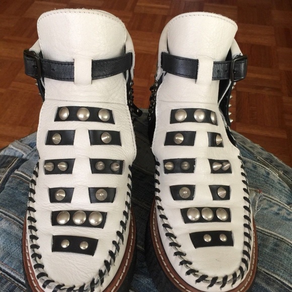 COACH Coach Roccasin Cut Out Bootie runs big 6.5 - Picture 3 of 8